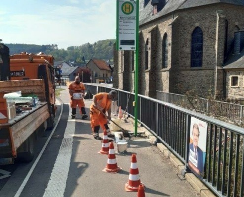 Bau von Anzeigetafeln für Busverbindungen