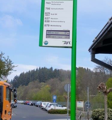 Moderne Anzeigetafel für Busverbindungen (Detail)