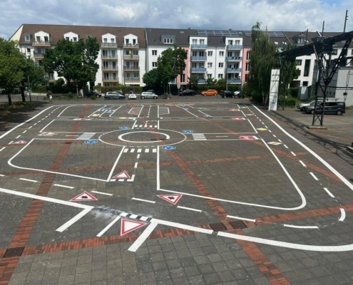 Straßenmarkierung als Verkehrsübungsplatz am Ottmar-Pohl-Platz