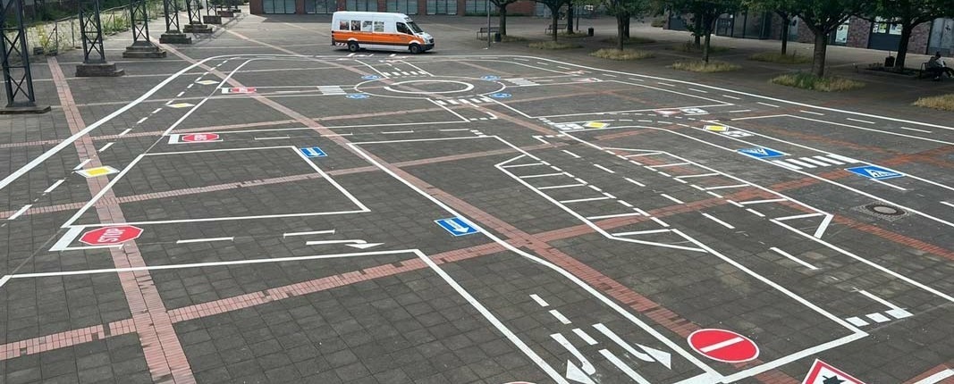 Straßenmarkierung als Verkehrsübungsplatz am Ottmar-Pohl-Platz