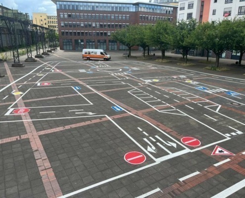 Straßenmarkierung als Verkehrsübungsplatz am Ottmar-Pohl-Platz