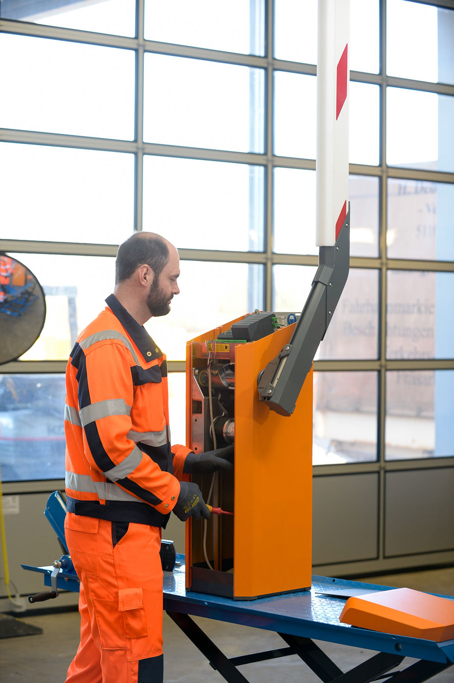 Zufahrtskontrolle-mit-Magnetic-Autocontrol-Schrankensystem