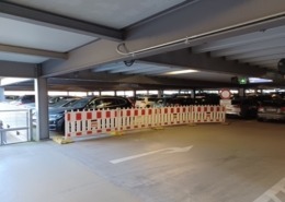 Temporäre Verkehrsschilder im Parkhaus