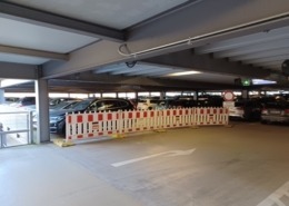 Temporäre Verkehrsschilder im Parkhaus