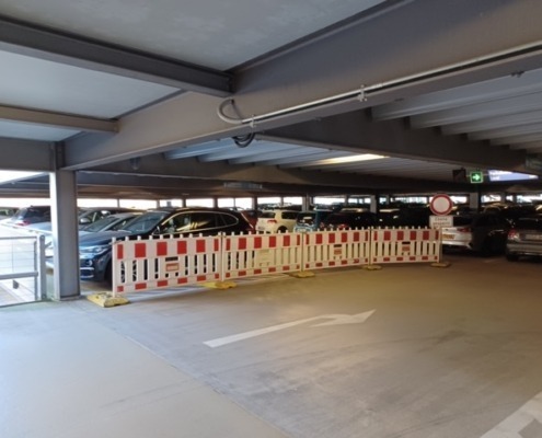 Temporäre Verkehrsschilder im Parkhaus