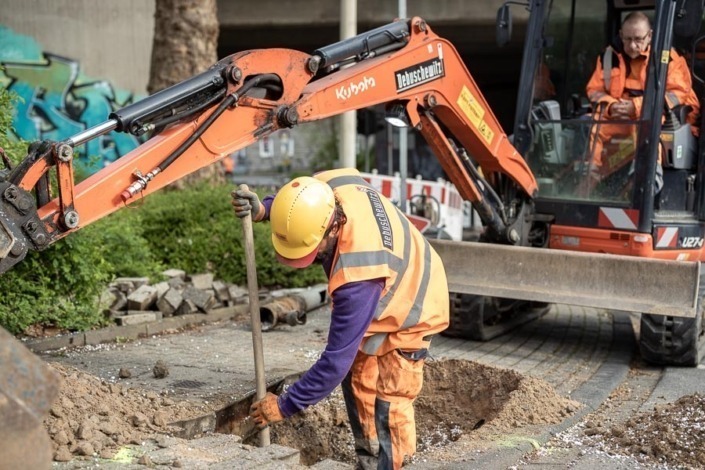 Arbeiter bei der Vorbereitung des Bodens für Tiefbauarbeiten