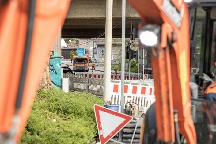 Baustelle mit Tiefbauarbeiten unter einer Brücke