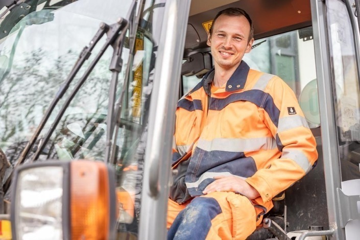 Bauarbeiter in einem Bagger, bereit für den Einsatz