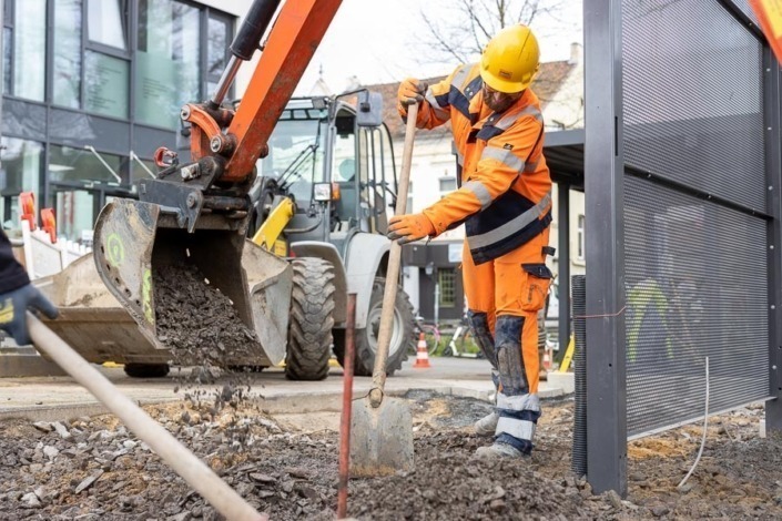 Bauarbeiter beim Entfernen von Schutt und Erdmaterial